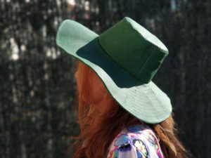 mujer con sombrero
